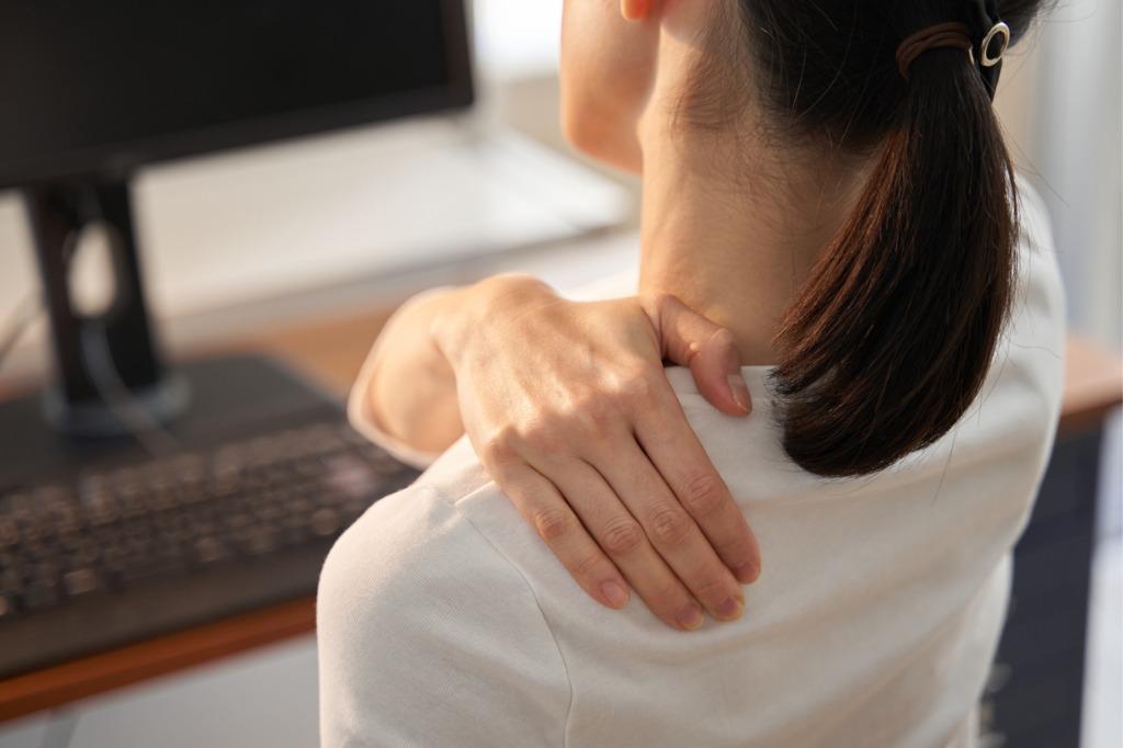 Pinched Nerve in Shoulder – Causes and Treatment