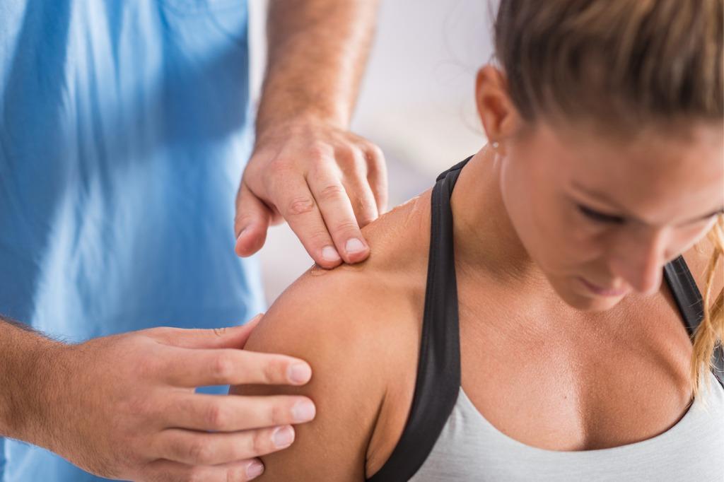 Pinched Nerve in Shoulder – Causes and Treatment