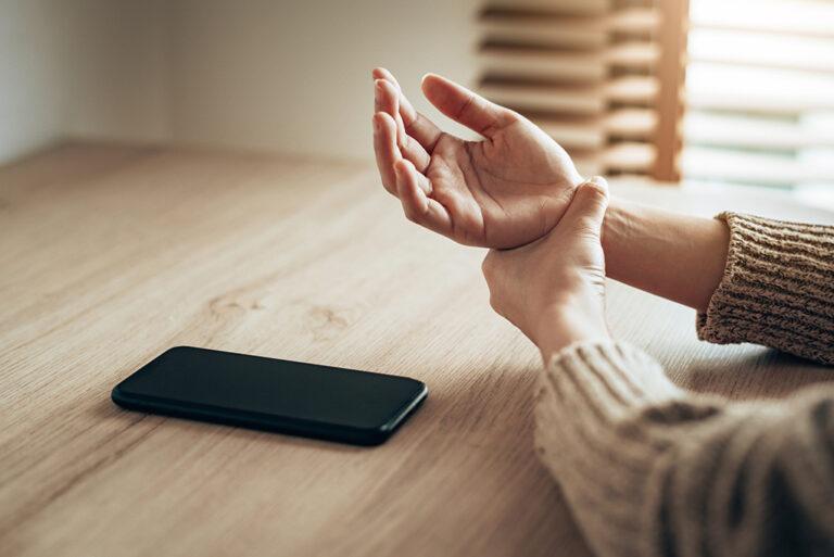 Hand Pain from Holding Phone Causes & Treatments Motion Orthopaedics